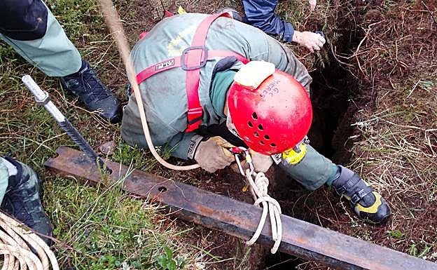 Inspección de uno de los huecos mineros en zona de montaña