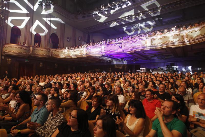 Lleno en el Teatro Jovellanos de Gijón para disfrutar del primero de los dos conciertos que Manolo García ofrecerá en la ciudad en el marco de su gira acústica.