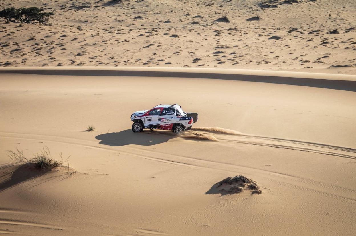 Fernando Alonso, a los mandos del Toyota Hilux, del equipo Toyota Gazoo Racing, durante un test por el desierto. 