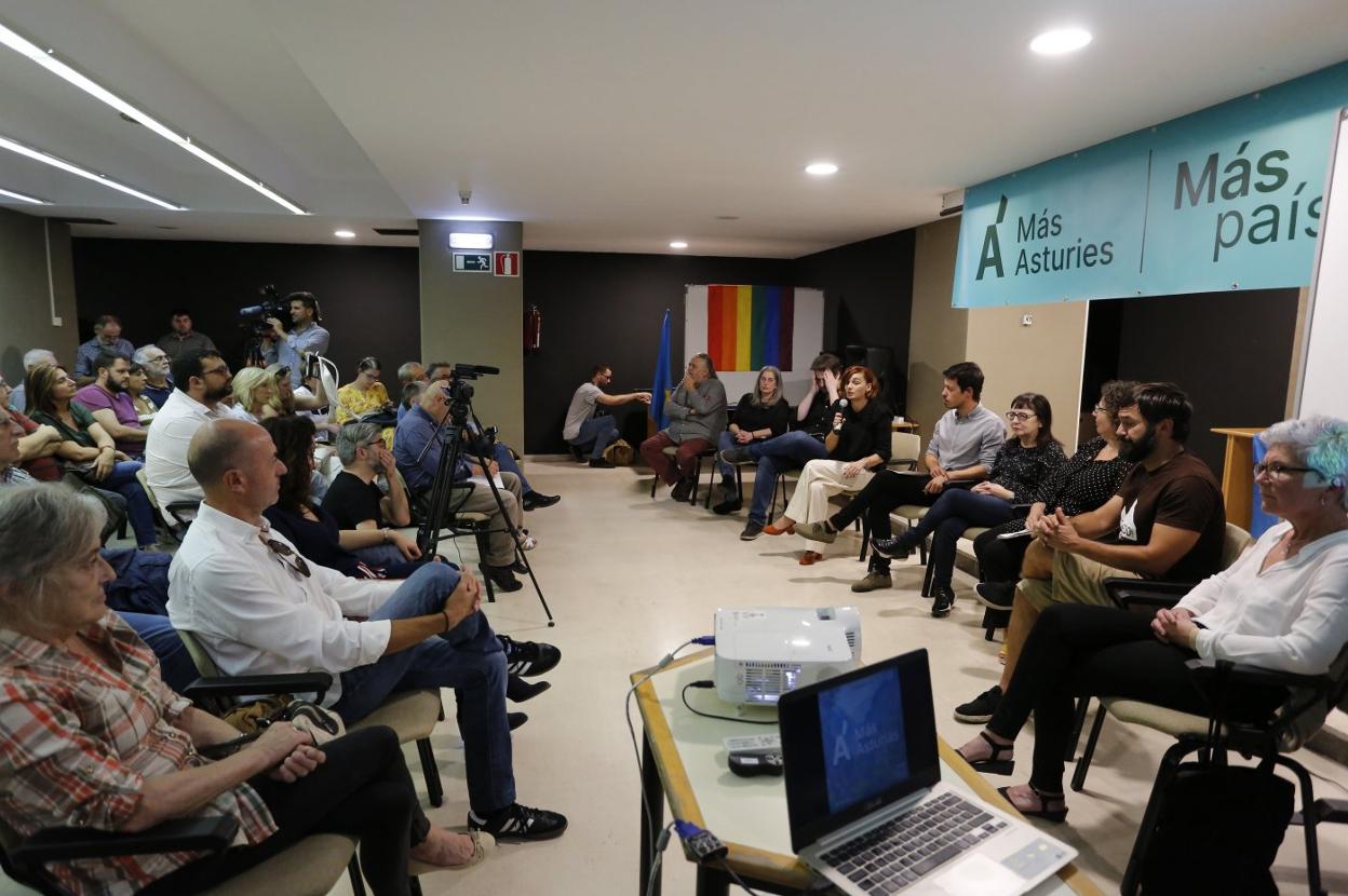 Un centenar de personas participó ayer por la tarde en la asamblea para dar luz verde al proyecto Más Asturies. 