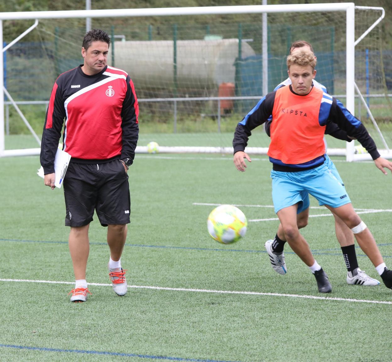 Viti Amaro pensativo durante la sesión de entrenamiento. 