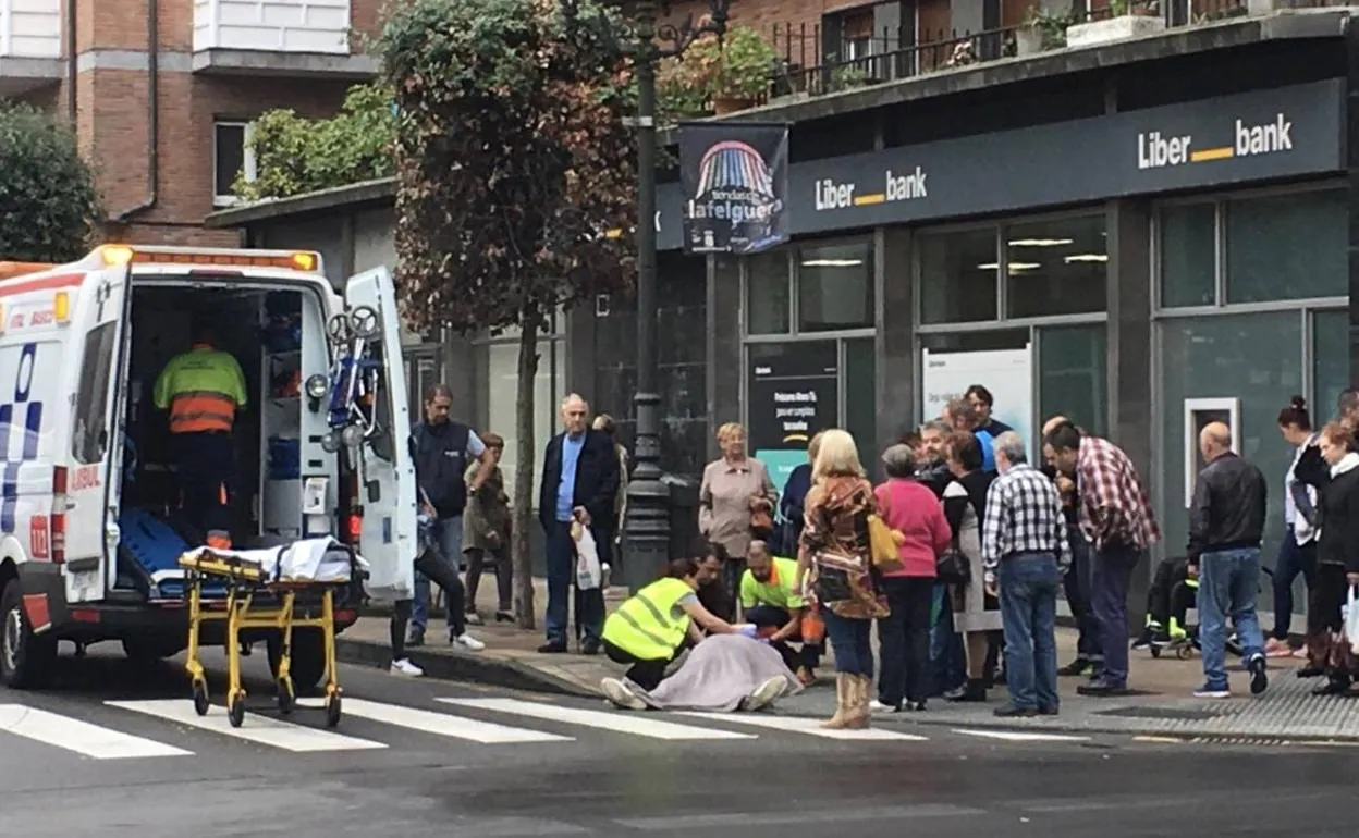Los servicios sanitarios atienden al peatón herido tras ser atropellado en La Felguera
