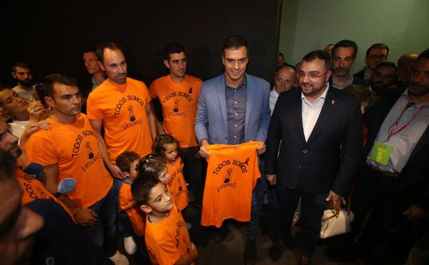 Trabajadores de Vesuvius y sus hijos entregan a Pedro Sánchez una camiseta contra el cierre de la factoría de Langreo a su llegada a Oviedo, junto a Adrián Barbón.