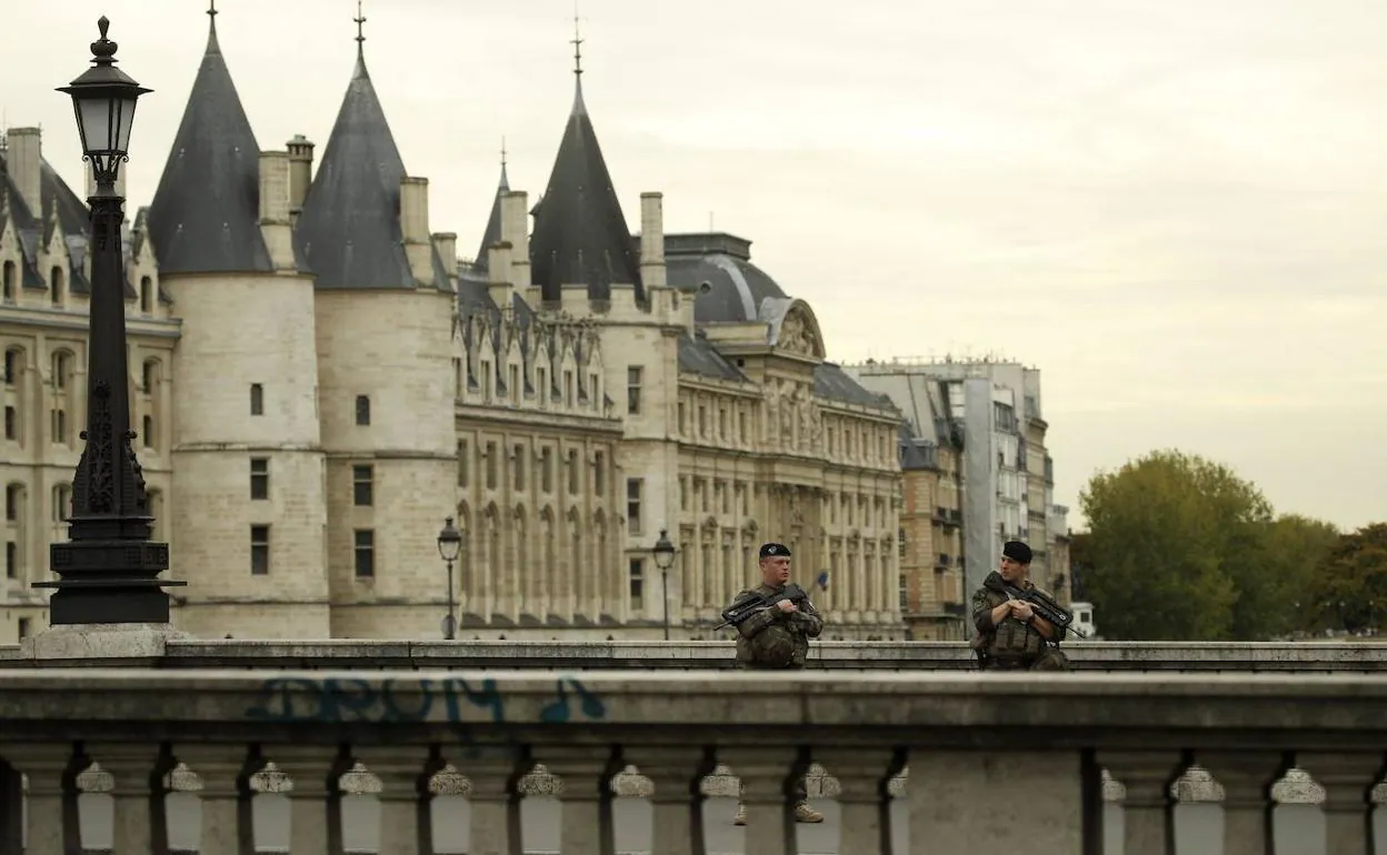 Los militares patrullan en las inmediaciones del cuartel general de la Policía, en París, donde el jueves tuvo lugar el ataque con cuchillo.