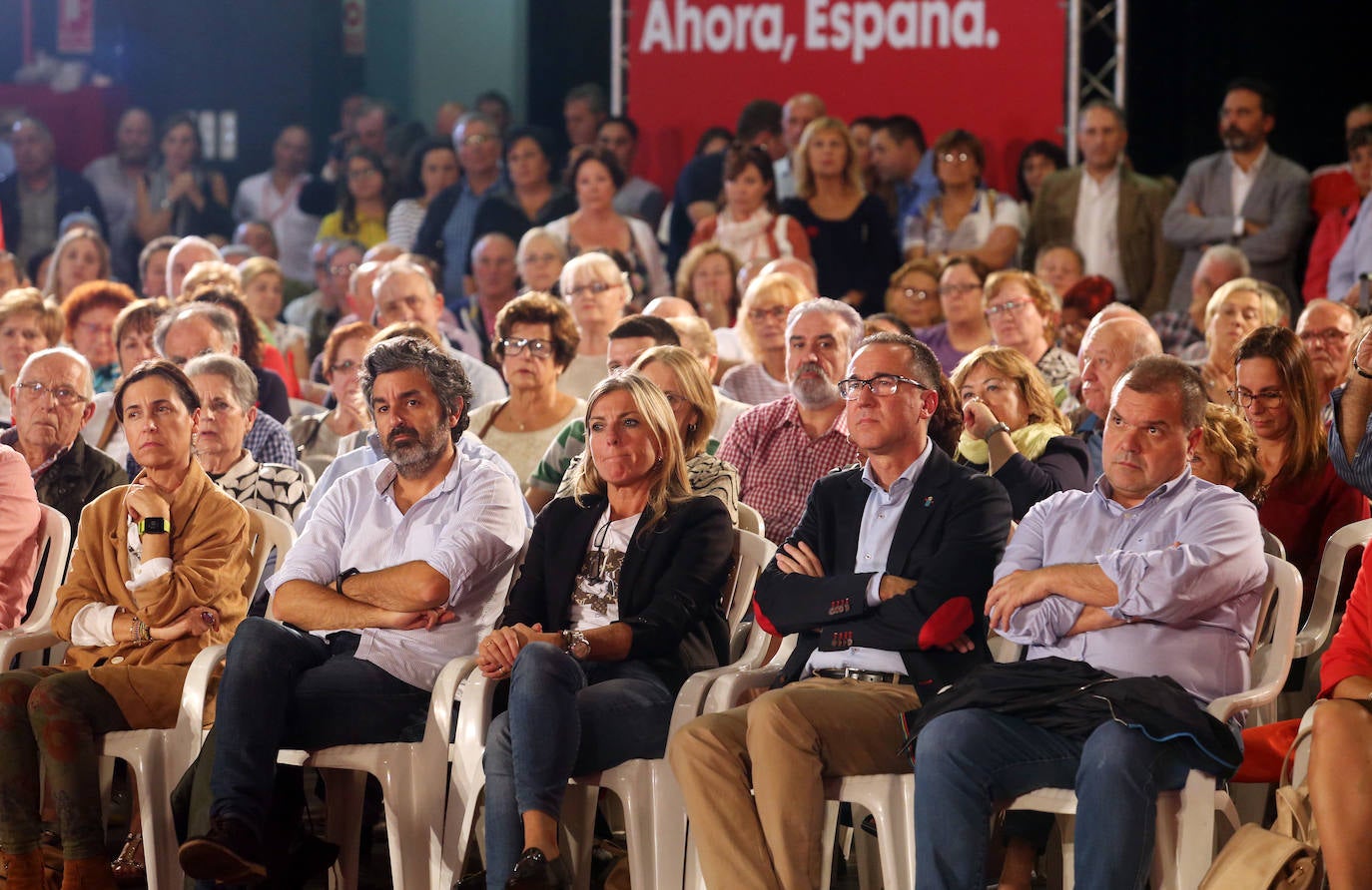 Con un acto en Oviedo al que han asistido más de mil personas. Así ha abierto el líder socialista, Pedro Sánchez, la precampaña en Asturias. Trabajadores de Vesuvius y sus hijos lo han recibido a su llegada al Corredoria Arena. 