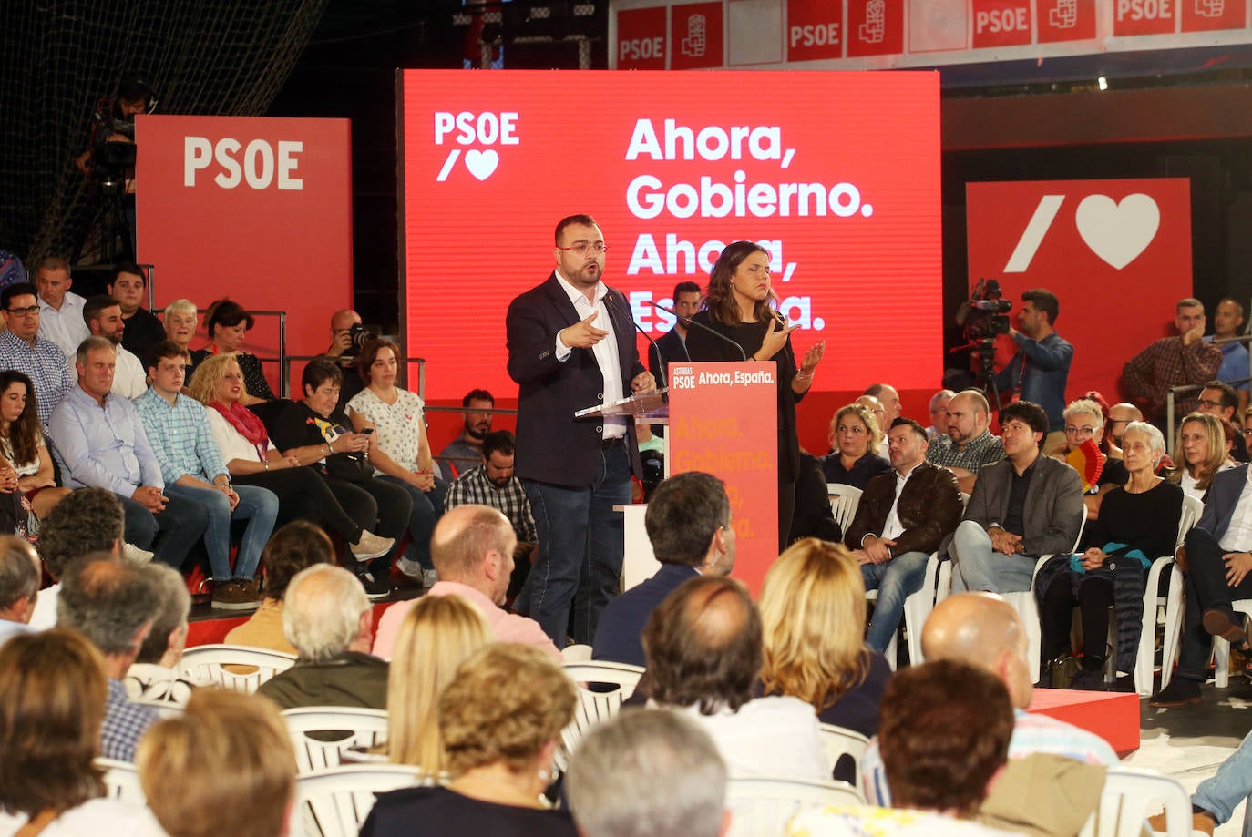 Con un acto en Oviedo al que han asistido más de mil personas. Así ha abierto el líder socialista, Pedro Sánchez, la precampaña en Asturias. Trabajadores de Vesuvius y sus hijos lo han recibido a su llegada al Corredoria Arena. 