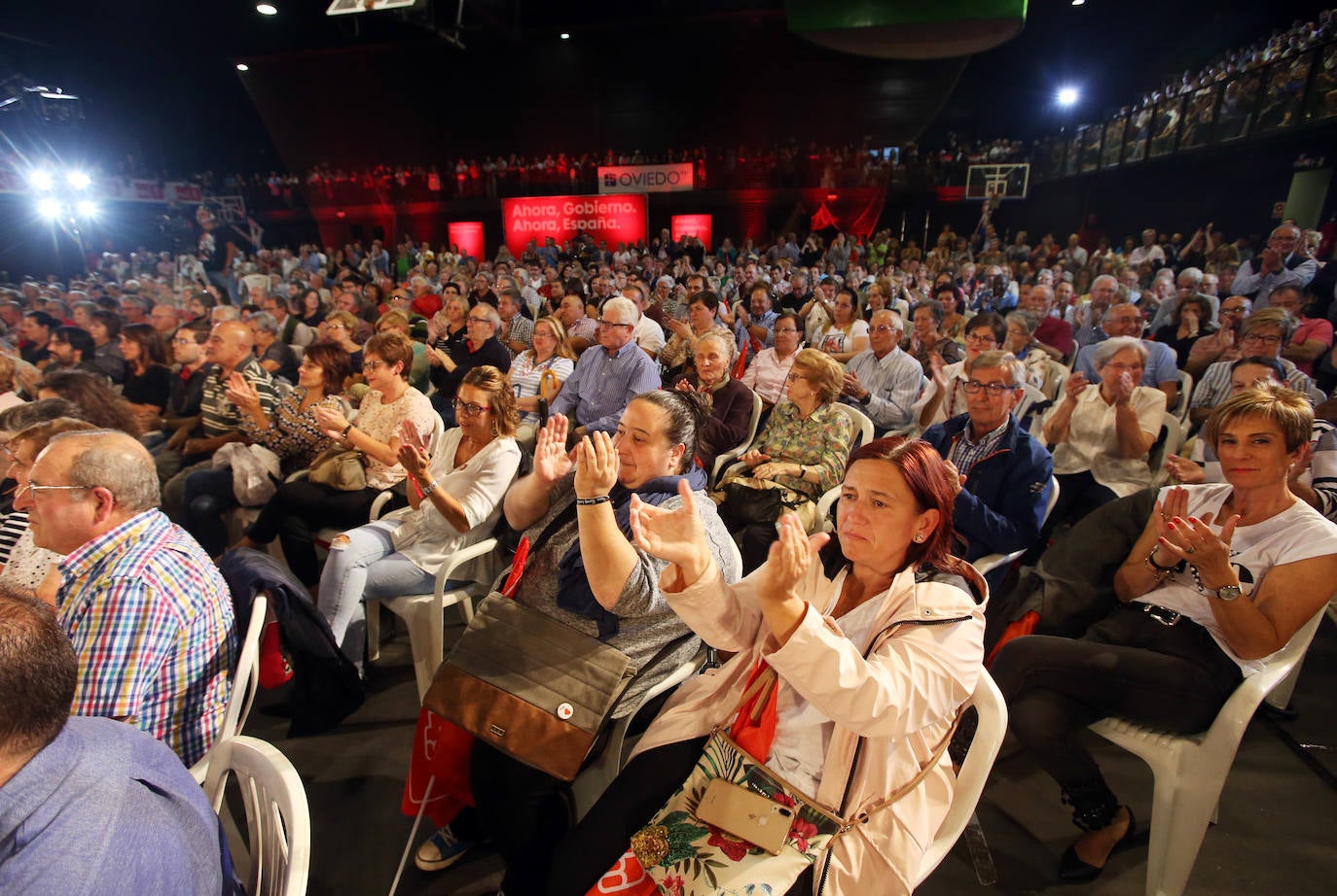 Con un acto en Oviedo al que han asistido más de mil personas. Así ha abierto el líder socialista, Pedro Sánchez, la precampaña en Asturias. Trabajadores de Vesuvius y sus hijos lo han recibido a su llegada al Corredoria Arena. 