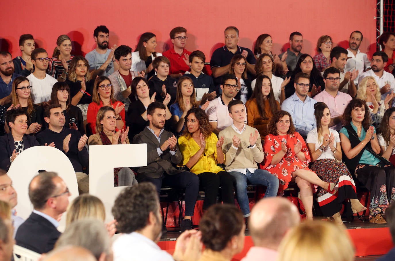 Con un acto en Oviedo al que han asistido más de mil personas. Así ha abierto el líder socialista, Pedro Sánchez, la precampaña en Asturias. Trabajadores de Vesuvius y sus hijos lo han recibido a su llegada al Corredoria Arena. 