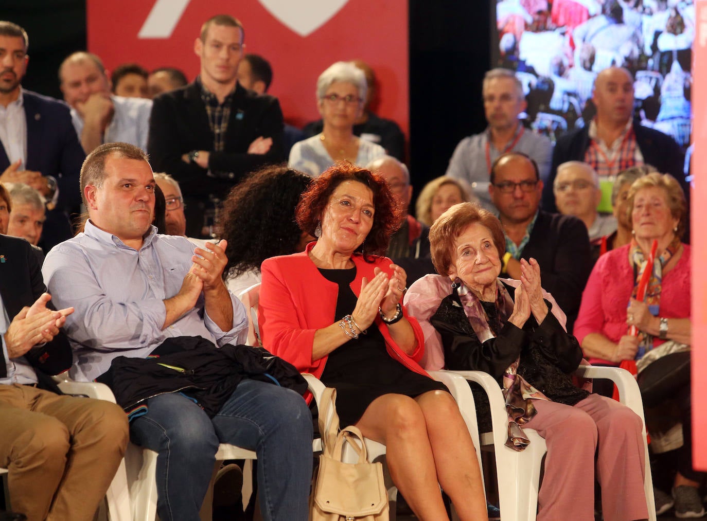 Con un acto en Oviedo al que han asistido más de mil personas. Así ha abierto el líder socialista, Pedro Sánchez, la precampaña en Asturias. Trabajadores de Vesuvius y sus hijos lo han recibido a su llegada al Corredoria Arena. 