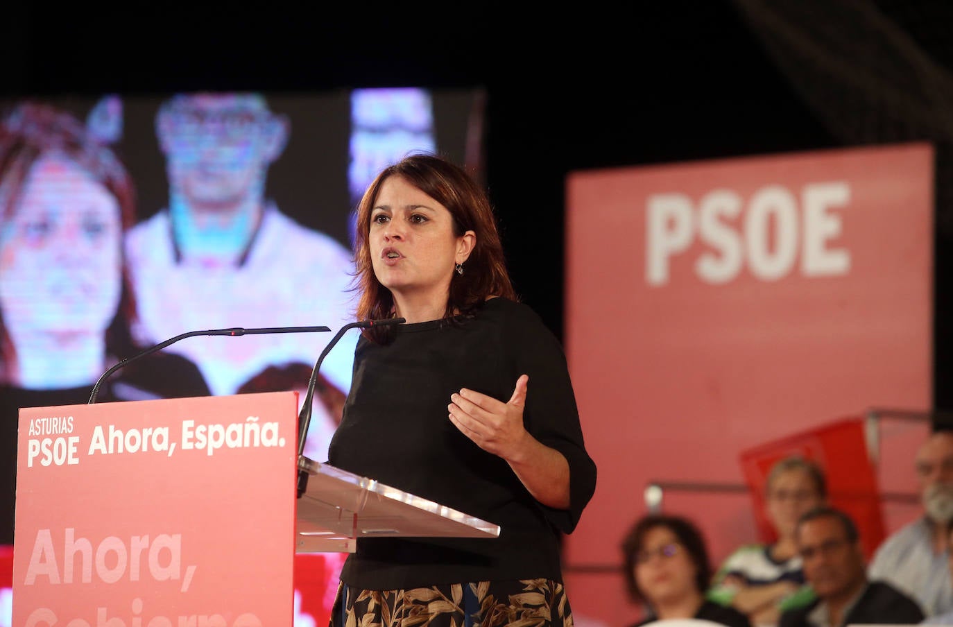 Con un acto en Oviedo al que han asistido más de mil personas. Así ha abierto el líder socialista, Pedro Sánchez, la precampaña en Asturias. Trabajadores de Vesuvius y sus hijos lo han recibido a su llegada al Corredoria Arena. 