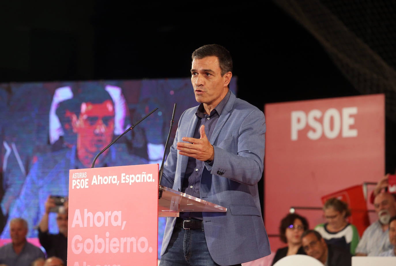 Con un acto en Oviedo al que han asistido más de mil personas. Así ha abierto el líder socialista, Pedro Sánchez, la precampaña en Asturias. Trabajadores de Vesuvius y sus hijos lo han recibido a su llegada al Corredoria Arena. 