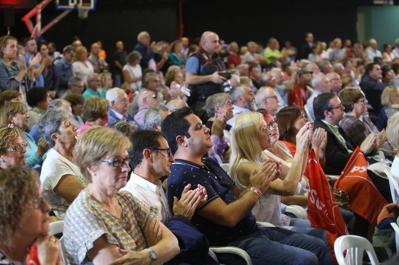 Con un acto en Oviedo al que han asistido más de mil personas. Así ha abierto el líder socialista, Pedro Sánchez, la precampaña en Asturias. Trabajadores de Vesuvius y sus hijos lo han recibido a su llegada al Corredoria Arena. 