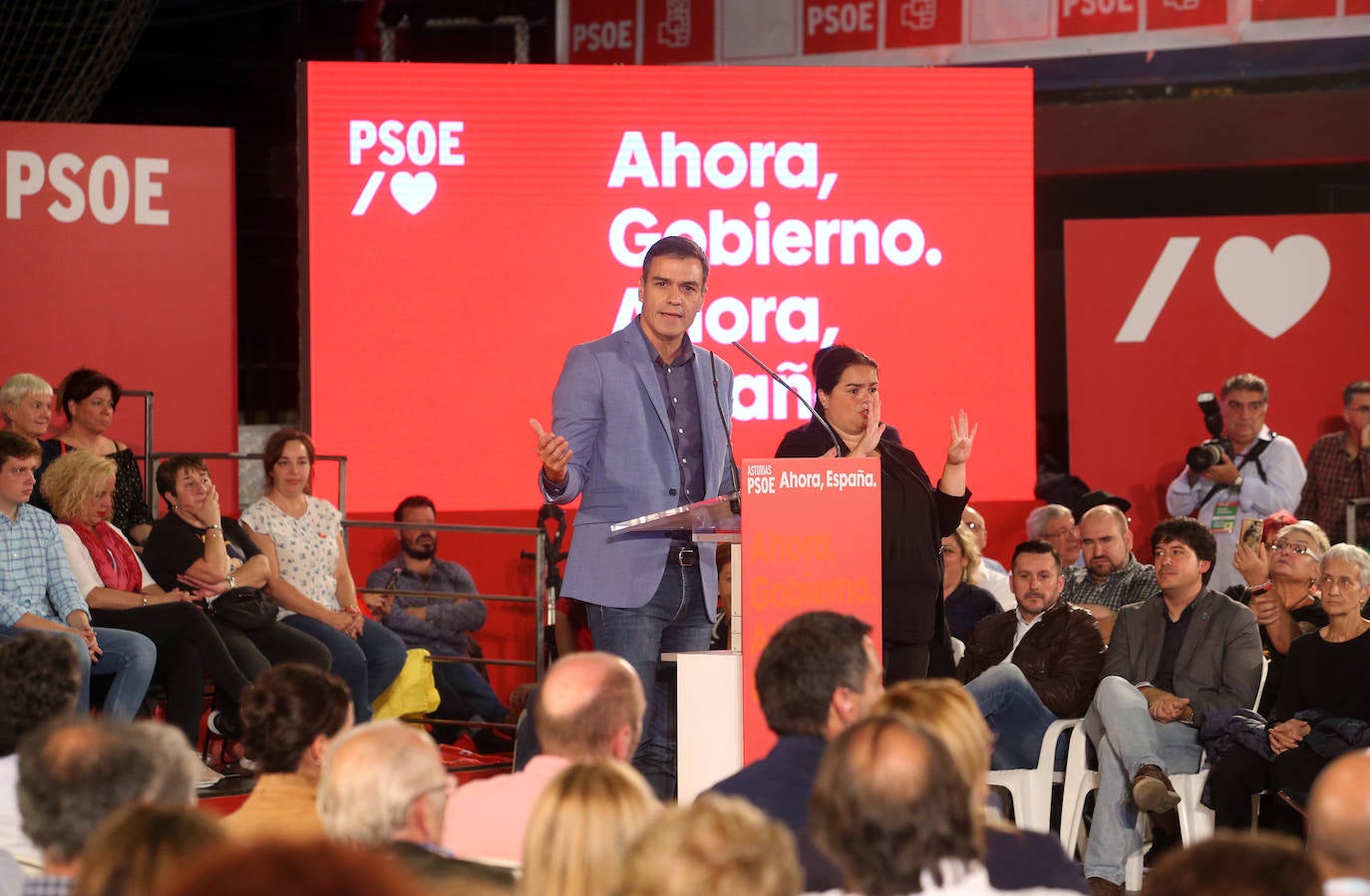 Con un acto en Oviedo al que han asistido más de mil personas. Así ha abierto el líder socialista, Pedro Sánchez, la precampaña en Asturias. Trabajadores de Vesuvius y sus hijos lo han recibido a su llegada al Corredoria Arena. 