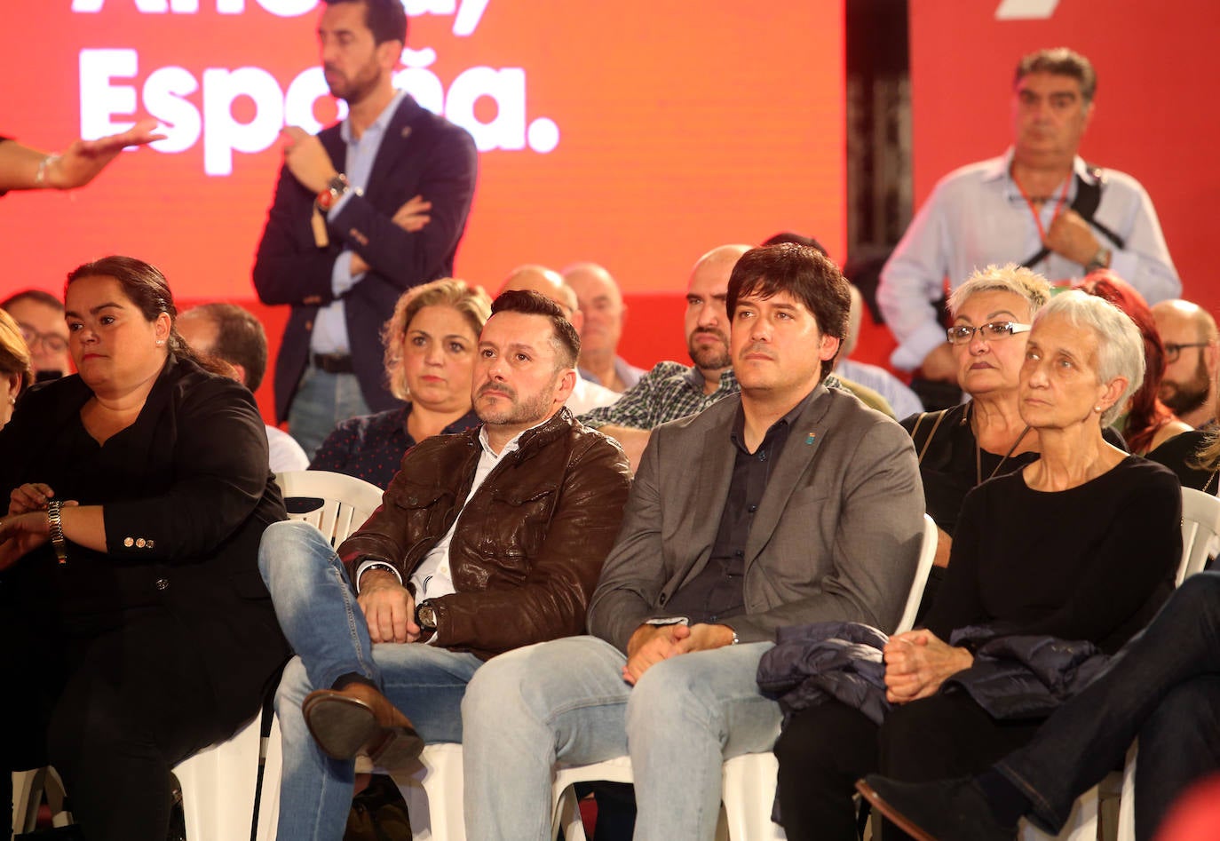 Con un acto en Oviedo al que han asistido más de mil personas. Así ha abierto el líder socialista, Pedro Sánchez, la precampaña en Asturias. Trabajadores de Vesuvius y sus hijos lo han recibido a su llegada al Corredoria Arena. 