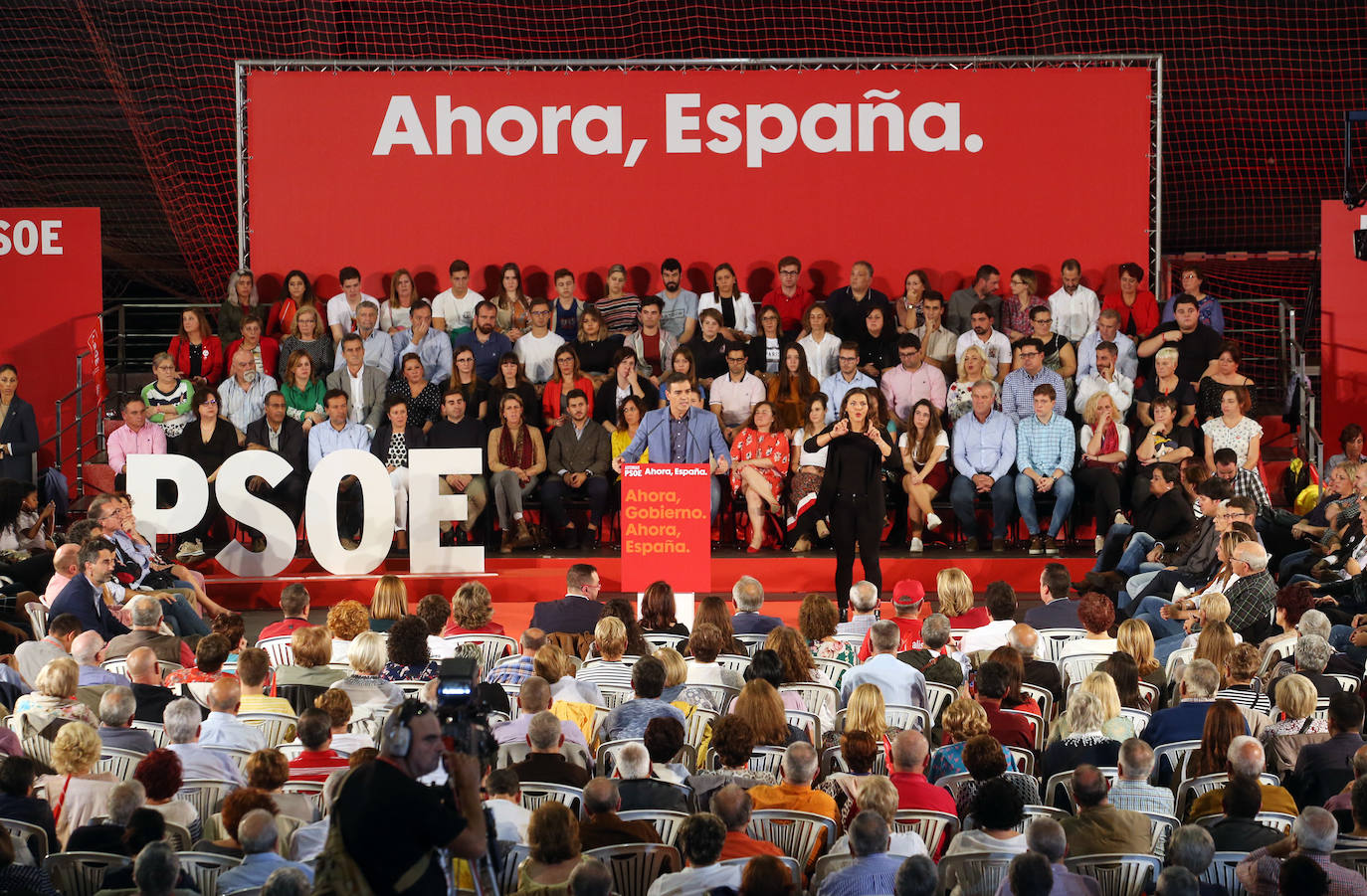 Con un acto en Oviedo al que han asistido más de mil personas. Así ha abierto el líder socialista, Pedro Sánchez, la precampaña en Asturias. Trabajadores de Vesuvius y sus hijos lo han recibido a su llegada al Corredoria Arena. 