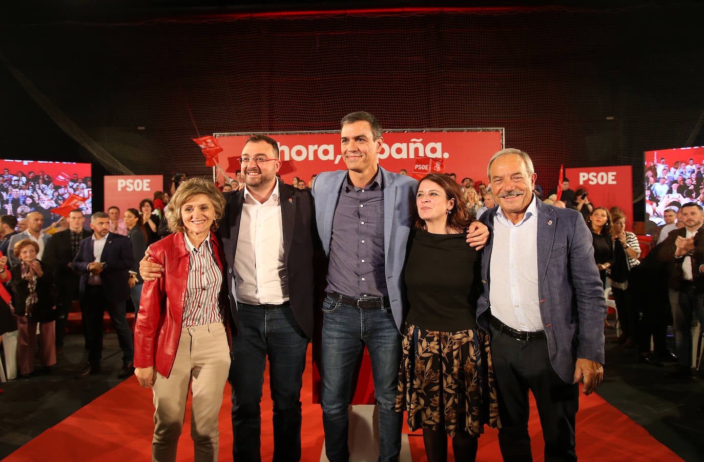 Con un acto en Oviedo al que han asistido más de mil personas. Así ha abierto el líder socialista, Pedro Sánchez, la precampaña en Asturias. Trabajadores de Vesuvius y sus hijos lo han recibido a su llegada al Corredoria Arena. 