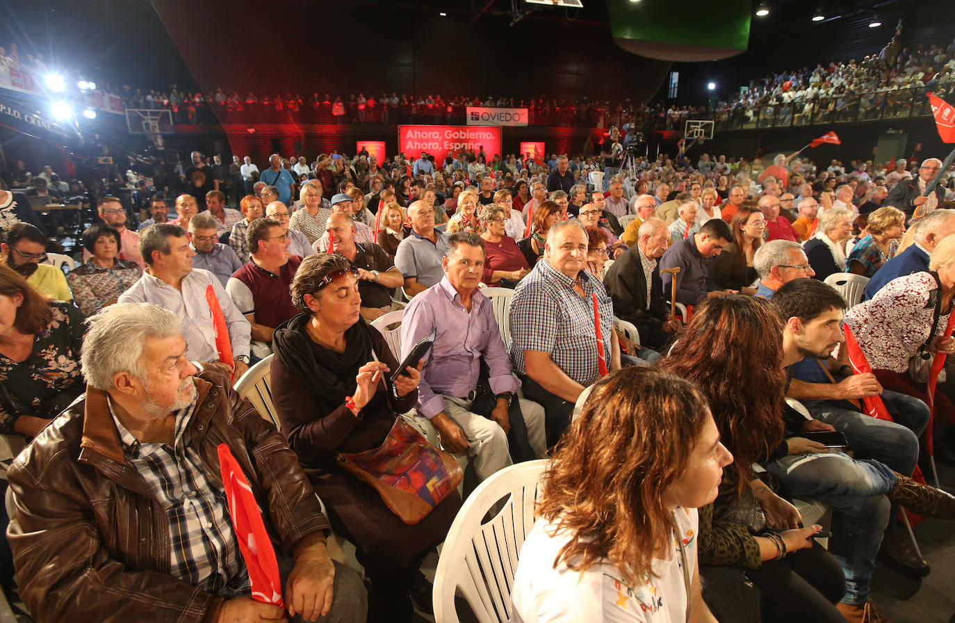 Con un acto en Oviedo al que han asistido más de mil personas. Así ha abierto el líder socialista, Pedro Sánchez, la precampaña en Asturias. Trabajadores de Vesuvius y sus hijos lo han recibido a su llegada al Corredoria Arena. 