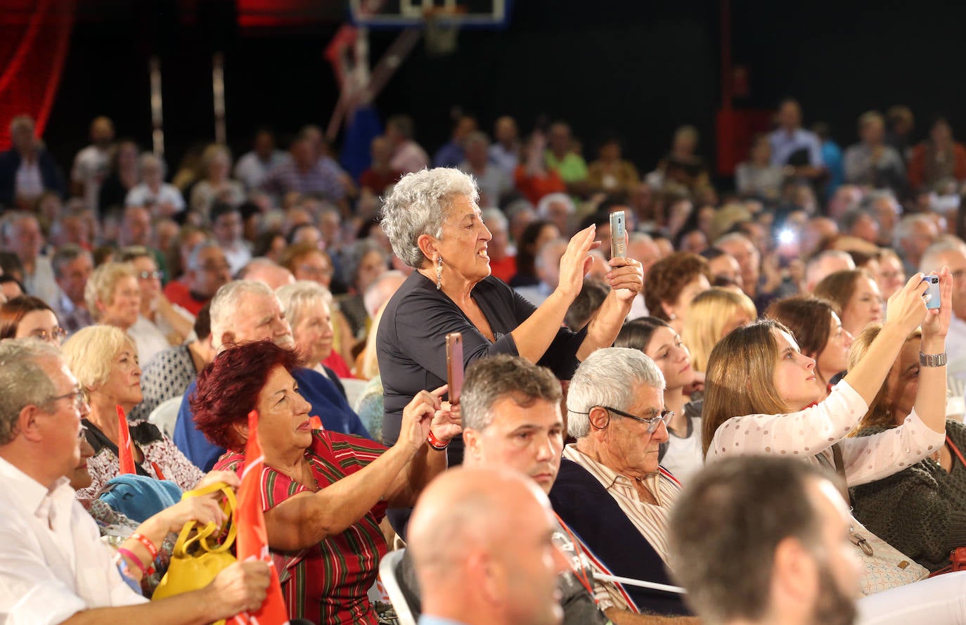 Con un acto en Oviedo al que han asistido más de mil personas. Así ha abierto el líder socialista, Pedro Sánchez, la precampaña en Asturias. Trabajadores de Vesuvius y sus hijos lo han recibido a su llegada al Corredoria Arena. 