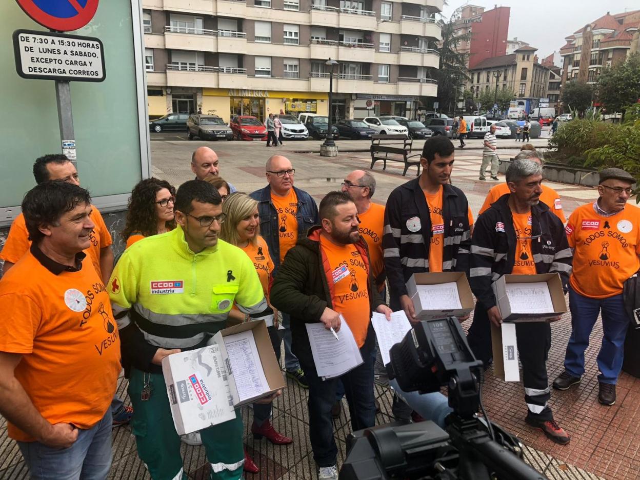 Un grupo de trabajadores, con las 15.000 firmas recogidas. 