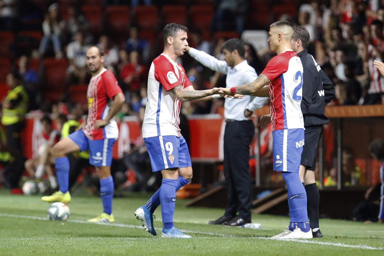 Álvaro sale del terreno de juego sustituido por Djurdejvic. 