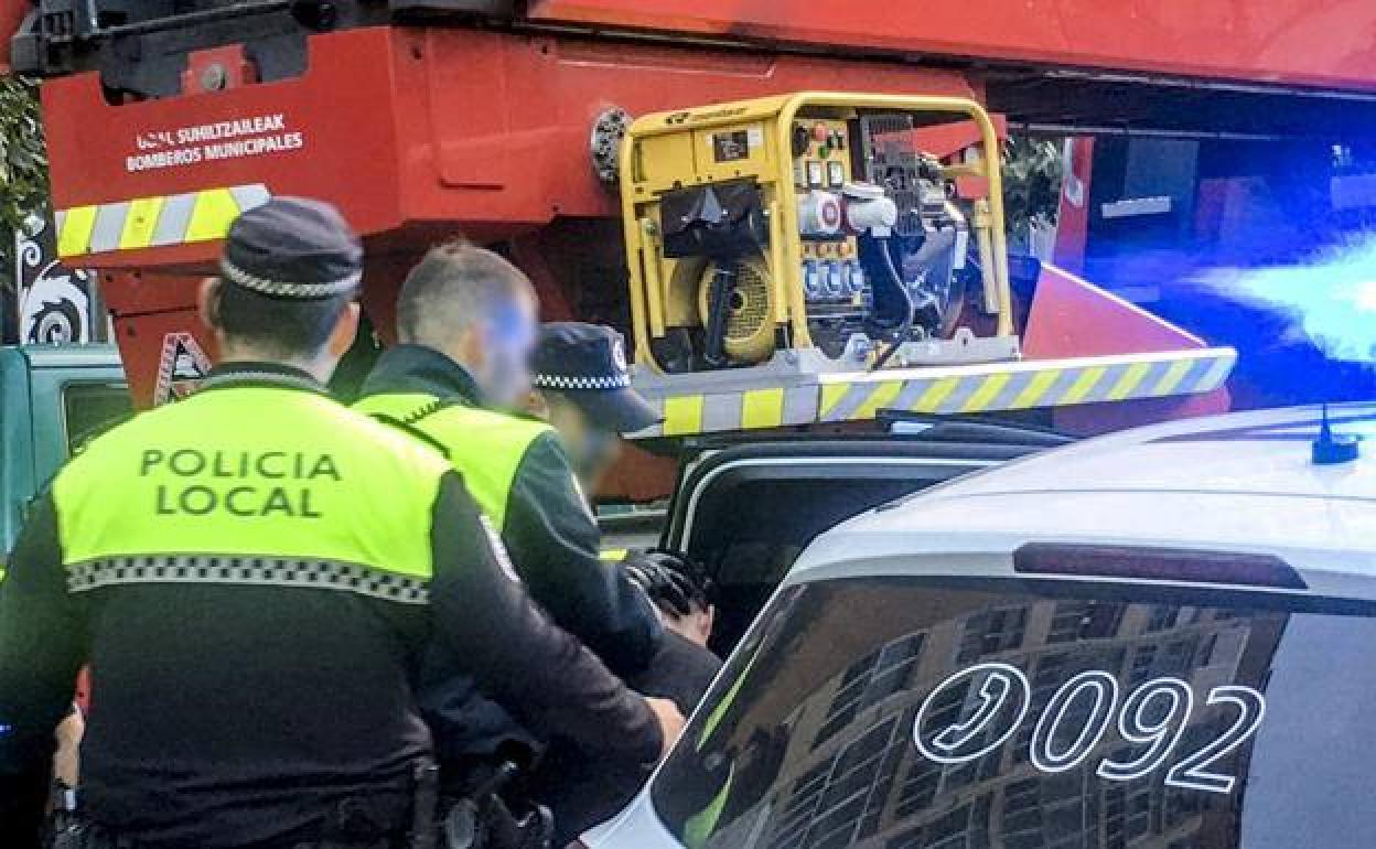 Arrestan a un hombre tras acuchillar a su mujer y atrincherarse con su hijo de dos años en Vitoria
