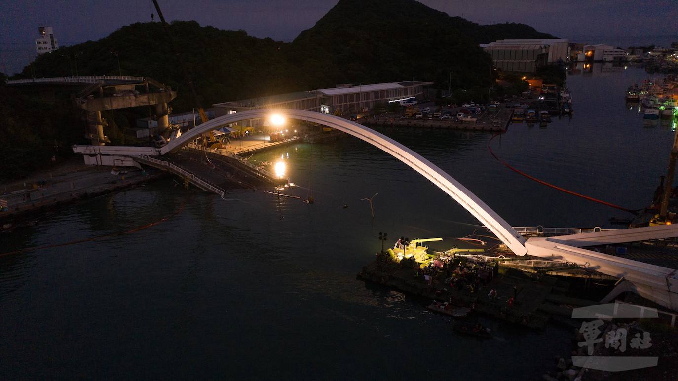 Un puente se derrumba en Taiwán dejando 12 personas heridas, 2 muertas, 4 desaparecidas
