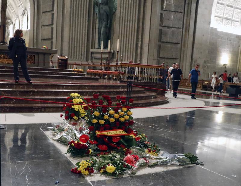 Fotos: Colas en el Valle de los Caídos, a la espera de la exhumación