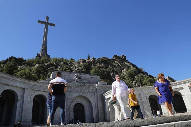 Fotos: Colas en el Valle de los Caídos, a la espera de la exhumación