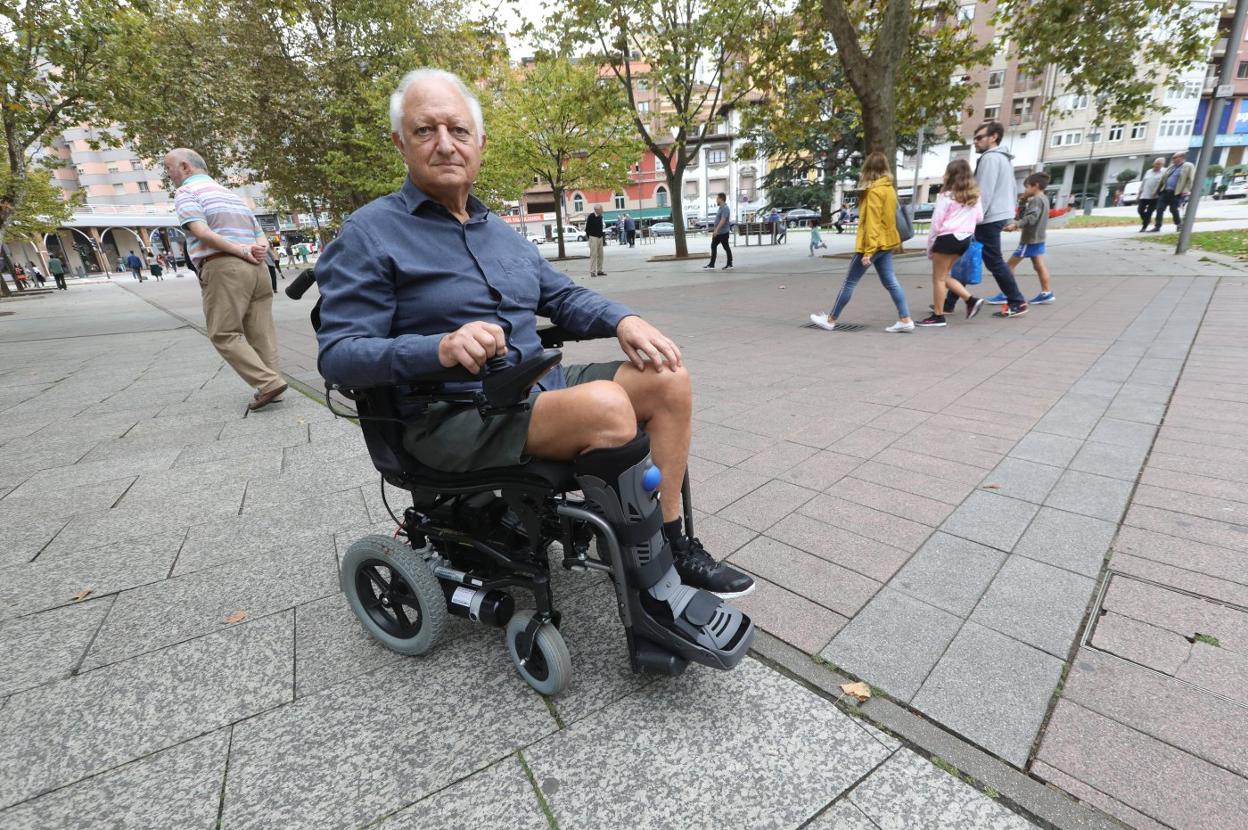 José Luis Vigil, en silla de ruedas ayer en la zona central del parque de Las Meanas de Avilés 