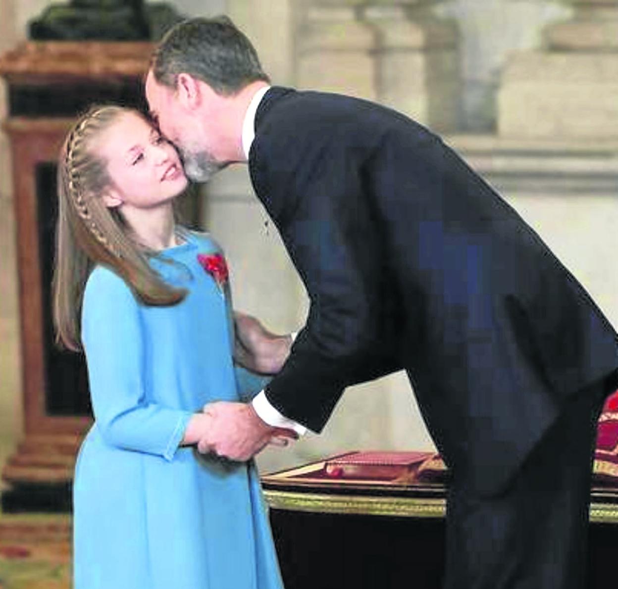 El rey don Felipe junto a su hija, la princesa Leonor, tras imponerle el Toisón de Oro. 