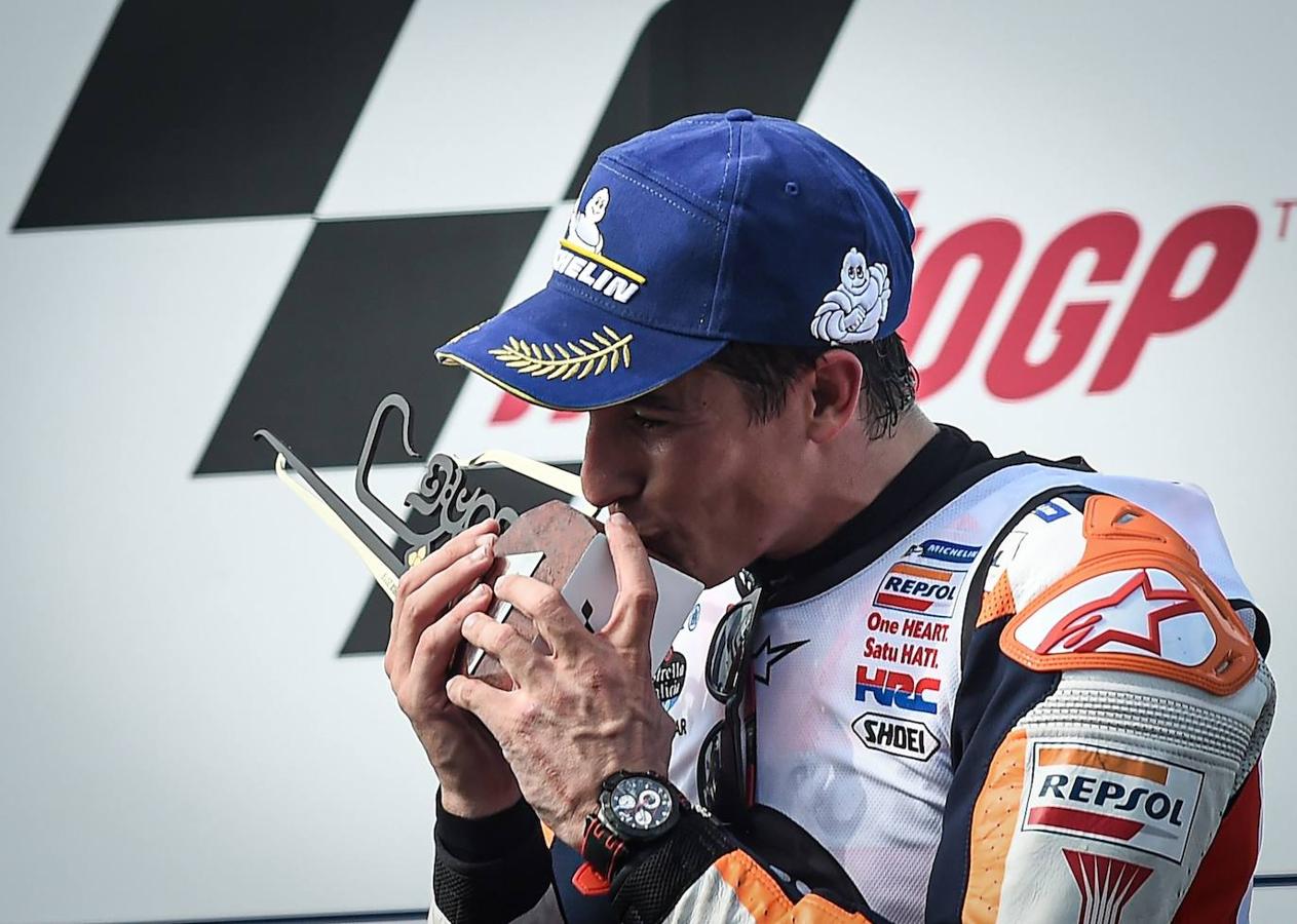 Márquez besa su trofeo tras ganar su sexto título mundial de MotoGP.