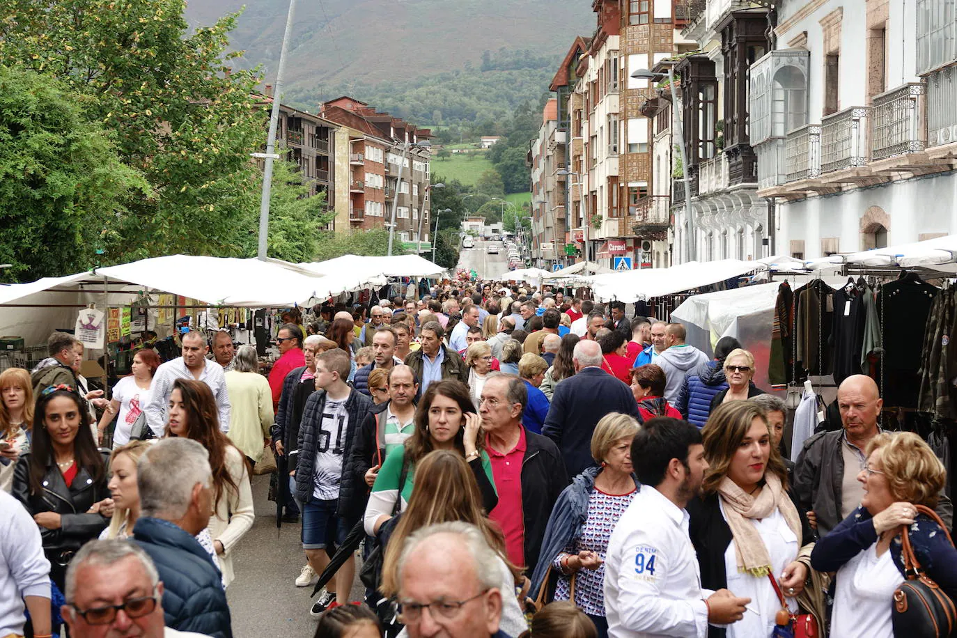 Infiesto saborea este fruto con actividades en torno al sabor asturiano con una gran afluencia de público.