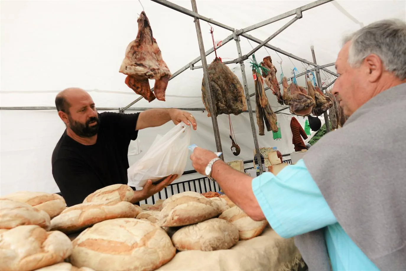 Infiesto saborea este fruto con actividades en torno al sabor asturiano con una gran afluencia de público.