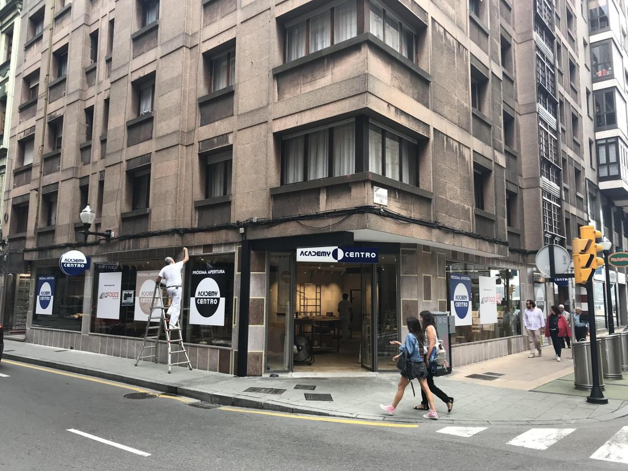 Academy ultima la apertura de su cuarta tienda de ropa en la ciudad en la esquina de Domínguez Gil-Hurlé con San Bernardo. 