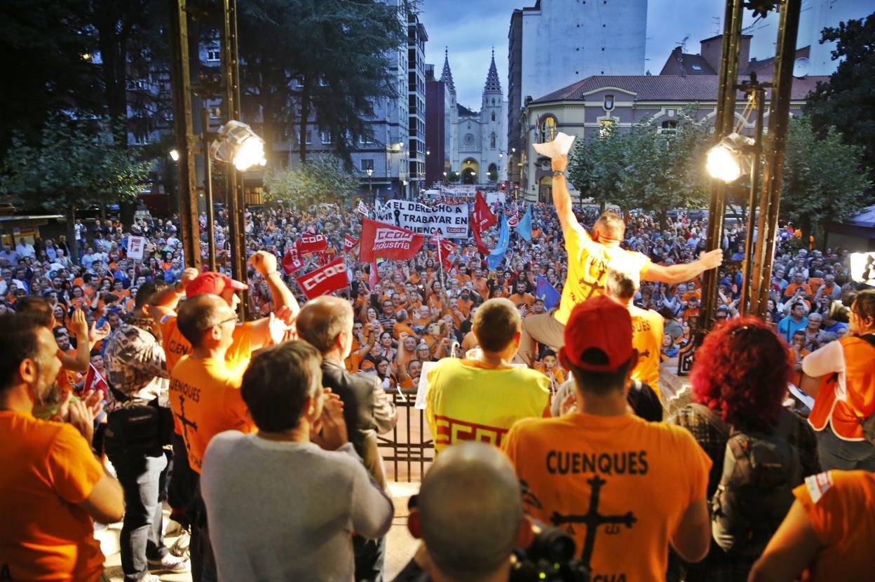 Los trabajadores de Vesuvius, la semana pasada, arengan a los participantes en una manifestación contra el cierre. 