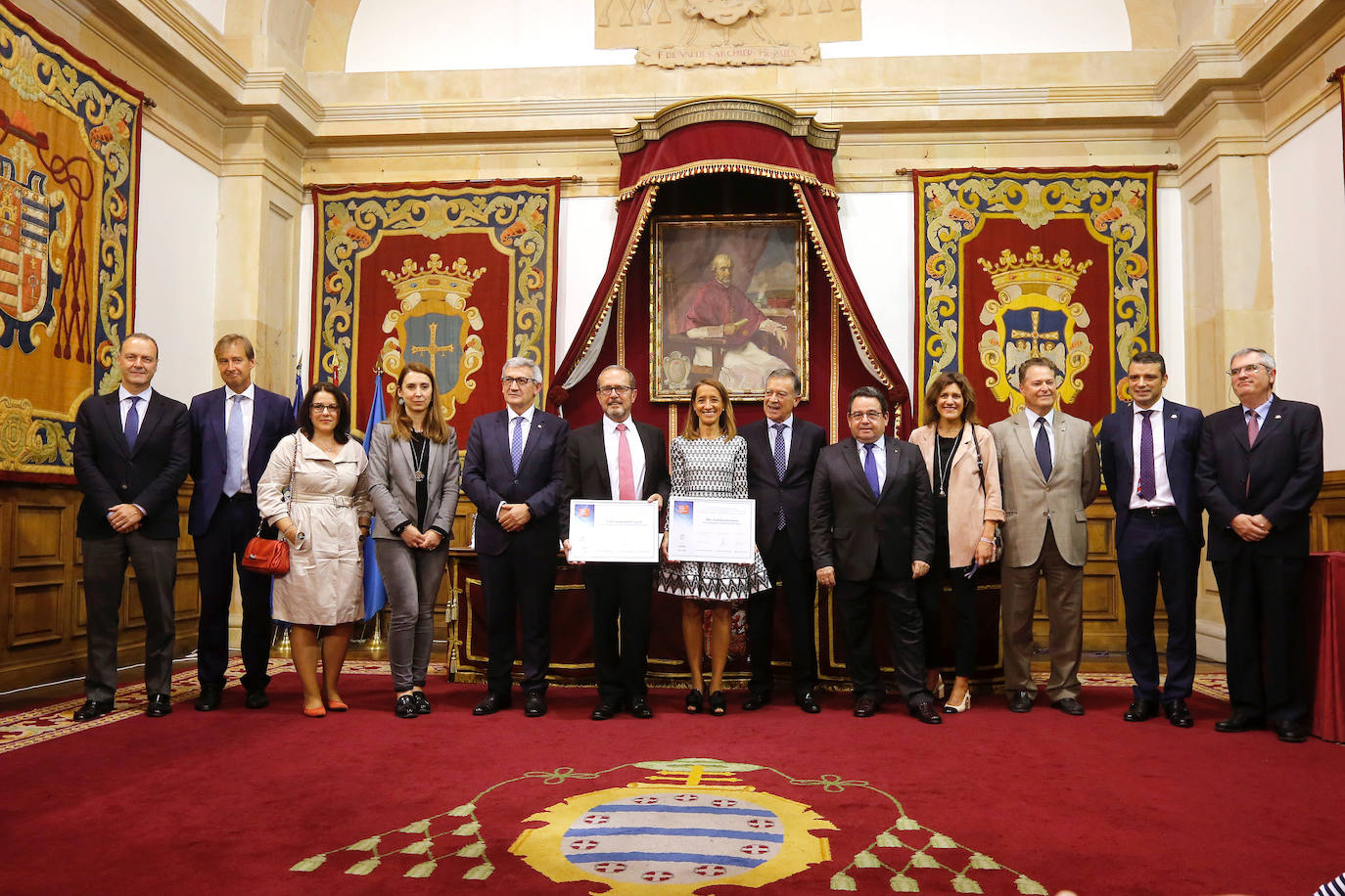 El ingeniero de minas, presidente del Grupo Isastur y vicepresidente de Femetal, Fernando Alonso Cuervo, y la ingeniera industrial y responsable de logística de Toyota Europa, Lucía García-Linares, han recibido este lunes el VI Premio Ingeniero del Año en Asturias en la categoría 'Gran Trayectoria Profesional' y 'Proyección de Futuro', respectivamente.