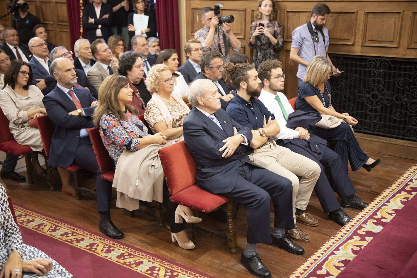 El ingeniero de minas, presidente del Grupo Isastur y vicepresidente de Femetal, Fernando Alonso Cuervo, y la ingeniera industrial y responsable de logística de Toyota Europa, Lucía García-Linares, han recibido este lunes el  VI Premio Ingeniero del Año en Asturias  en la categoría 'Gran Trayectoria Profesional' y 'Proyección de Futuro', respectivamente.