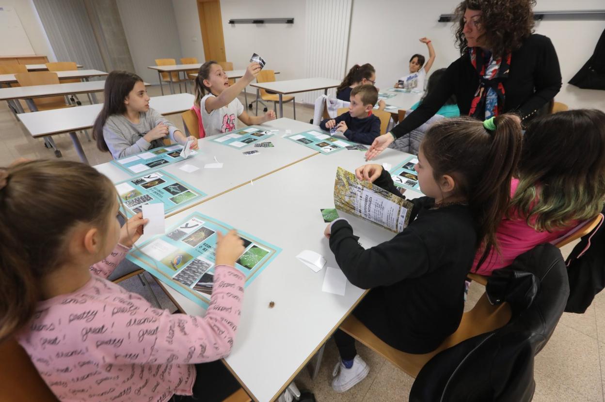 Marlen López, con uno de los grupos del Marcos del Torniello que ayer disfrutaron del taller. 