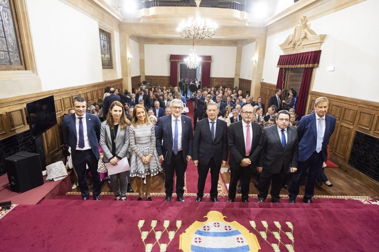 Juan Carlos Campo, Cristina González, Lucía García, Santiago García Granda, Enrique Macián, Fernando Alonso, Fernando Martínez y Juan Vicente Piñera, en la entrega del premio Ingeniero del Año en el Edificio Histórico de la Universidad de Oviedo. 