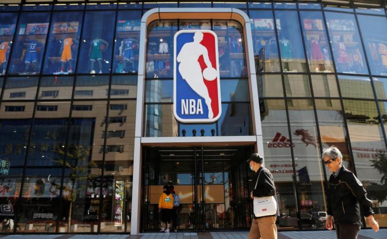Tienda de la NBA en una calle de Pekín. 