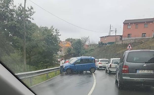 Un herido leve tras el impacto de dos vehículos en la carretera de Los Campos a Trasona