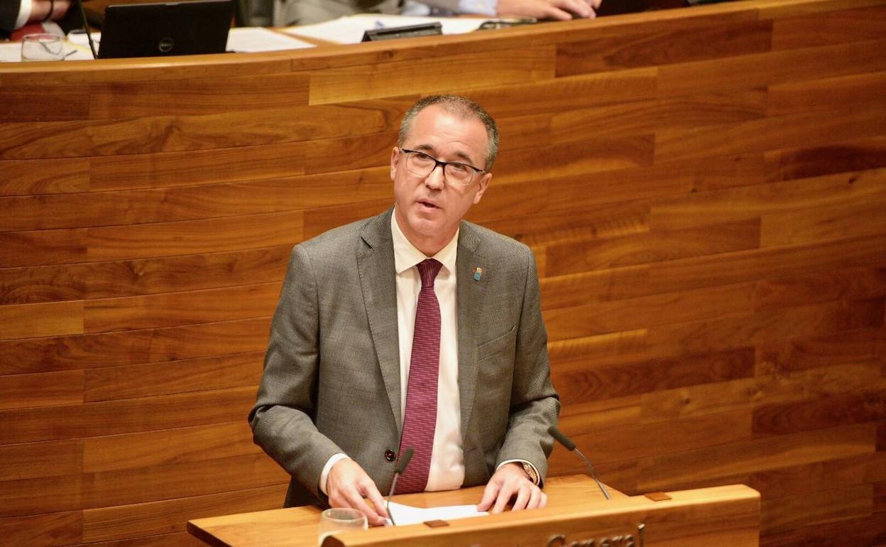 El consejero de Salud, Pablo Fernández, interviene en la Junta General.