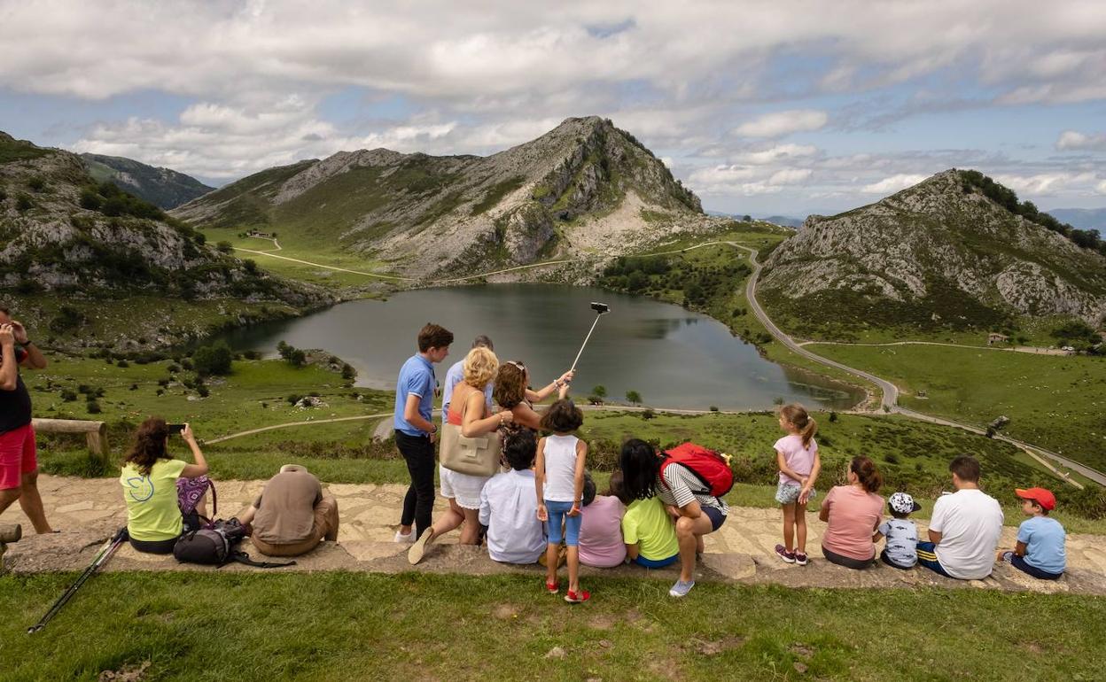 Un grupo de turistas en los Lagos de Covadonga. 