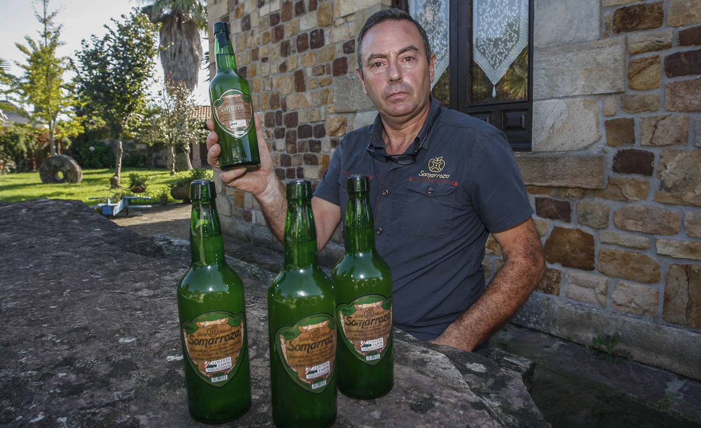 El lagarero cántabro Jesús Gómez Solórzano, con las botellas de sidra. 