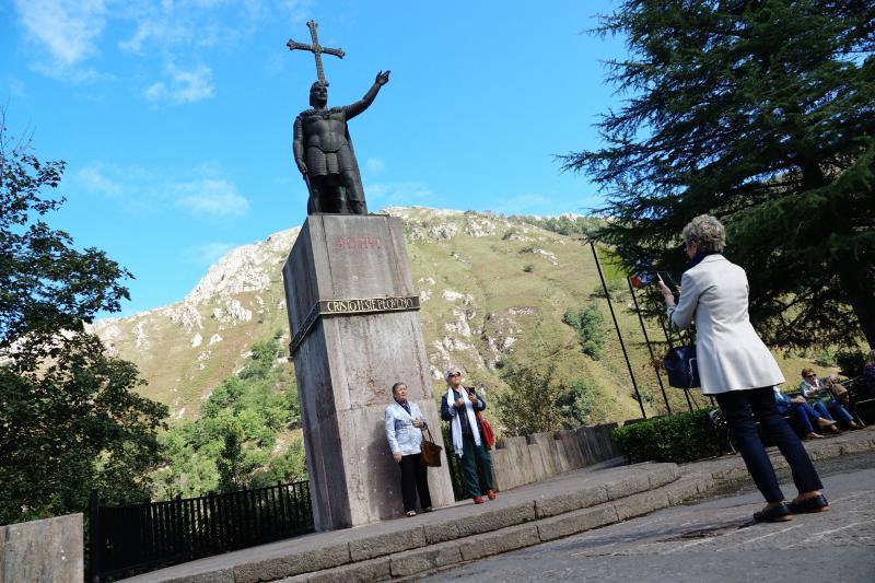Cerca de un millar de amas de casa provenientes de toda Asturias se reunieron en Covadonga como cada año por estas fechas