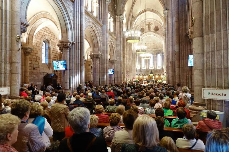 Cerca de un millar de amas de casa provenientes de toda Asturias se reunieron en Covadonga como cada año por estas fechas