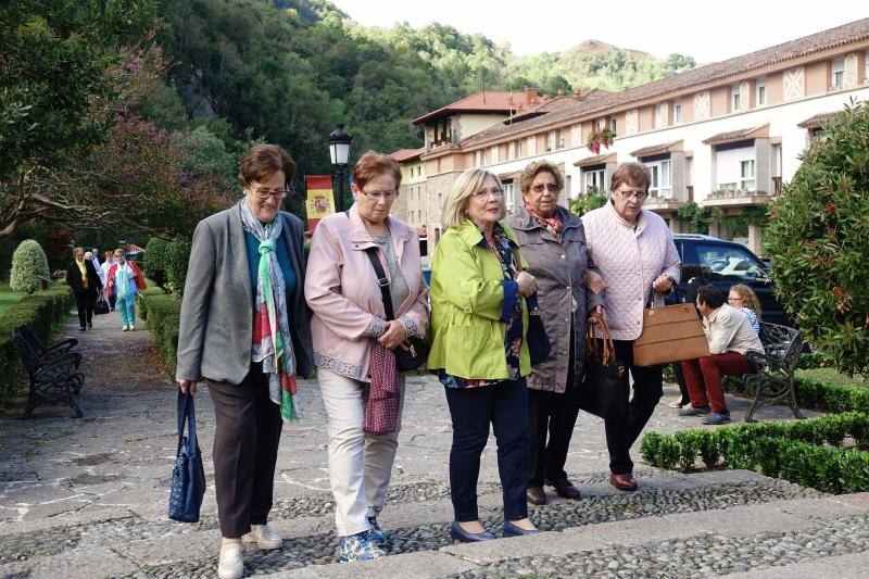 Cerca de un millar de amas de casa provenientes de toda Asturias se reunieron en Covadonga como cada año por estas fechas