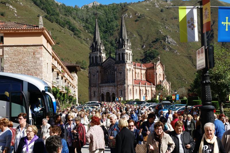 Cerca de un millar de amas de casa provenientes de toda Asturias se reunieron en Covadonga como cada año por estas fechas