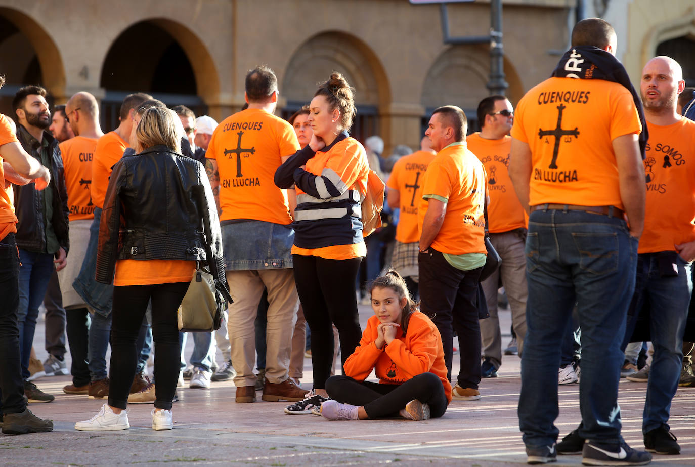 Se han encerrado en la catedral de Oviedo en defensa de sus puestos de trabajo y «de la dignidad de todos los asturianos y sus instituciones ante el atropello que está cometiendo la multinacional con el ERE presentado para cerrar las plantas de Langreo y Miranda de Ebro».