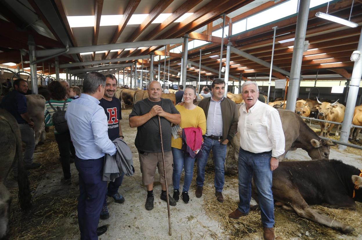 Varios ganaderos conversan con Nino Rodriguez, director general de Ganadería, y Miguel Fernández, alcalde de Caso (últimos por la derecha), durante el certamen casín. 